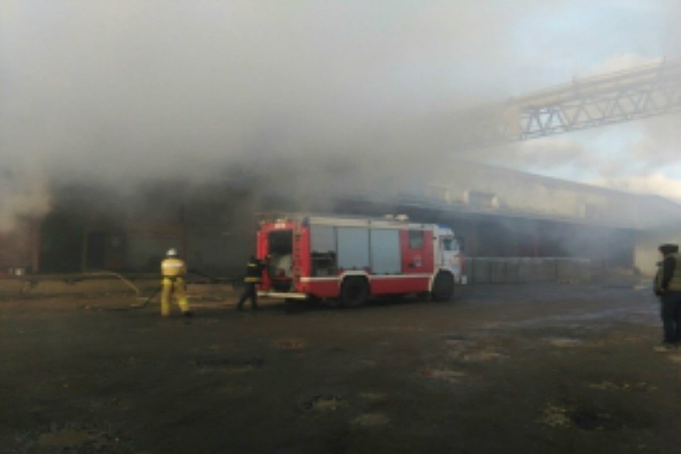 Пожарные продолжают тушить здание. Фото: ГУ МЧС России по Кировской области
