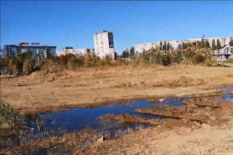Зловонный ручей, по словам жителей, течет уже несколько дней. Фото: скриншот с видео Алексея Ульянова