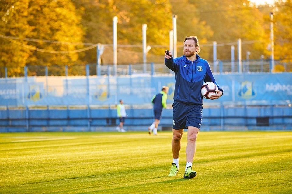 Тренер Карпин показал, чем занимается по ночам.