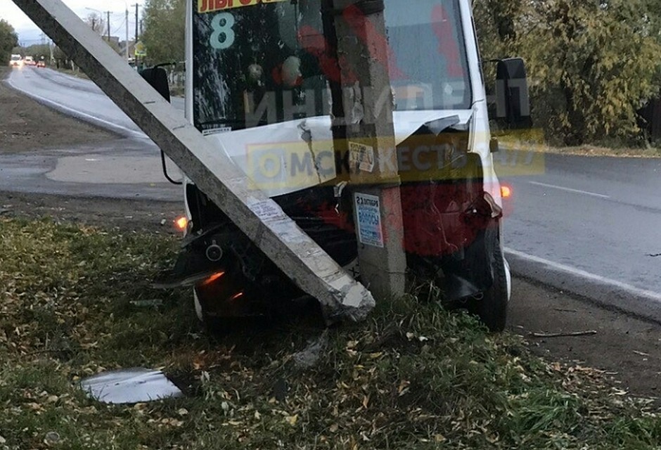 Маршрутка сильно повреждена.