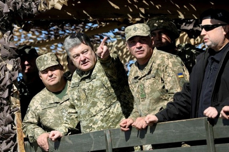 Президент Украины Петр Порошенко наблюдает за учениями «Чистое небо — 2018»