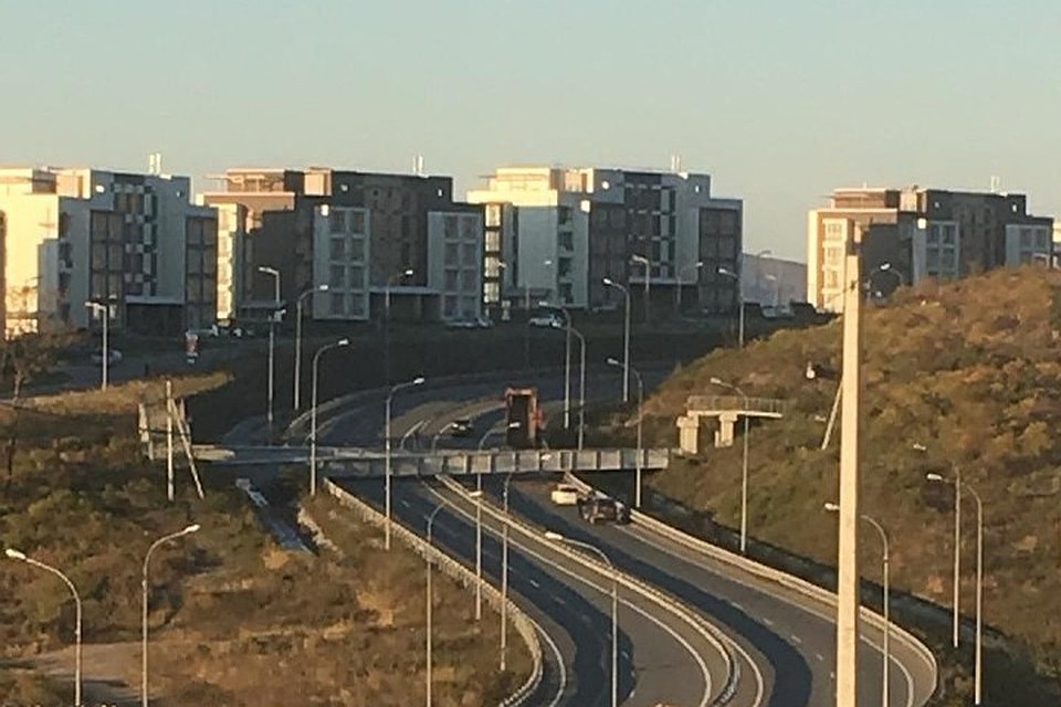 Пешеходный мост рухнул, и трасса оказалась заблокированной для проезда. Фото прислано очевидцами