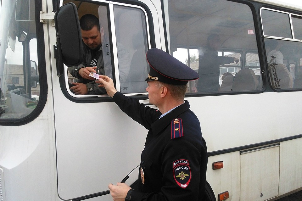 Сотрудники ГИБДД общаются и с водителями, и с кондукторами. Фото: УГИБДД России по Кировской области