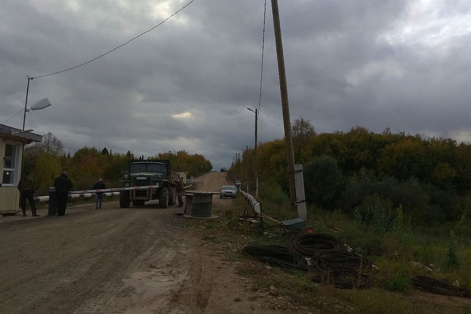 Мост работает с 2013 года, но он все равно остается временным и каждую осень его разводят