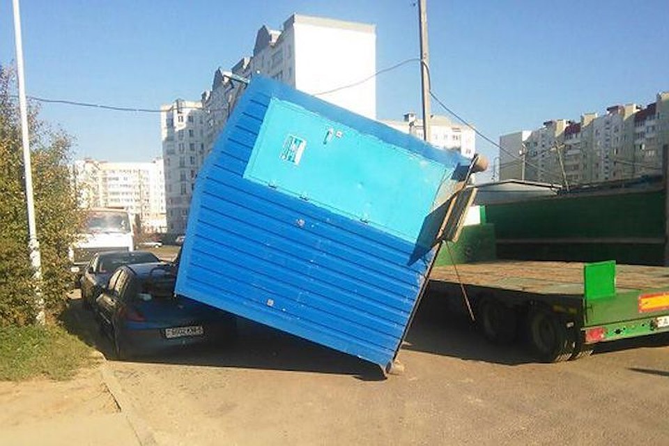 В Минске бытовка при перевозке упала на легковушку. Фото УГАИ ГУВД Мингорисполкома с сайта belta.by