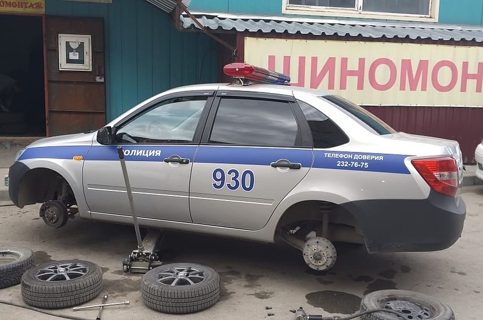 ГИБДД Новосибирска "переобули" свои патрульные машины. Фото: предоставлено Вячеславом Савченковым.