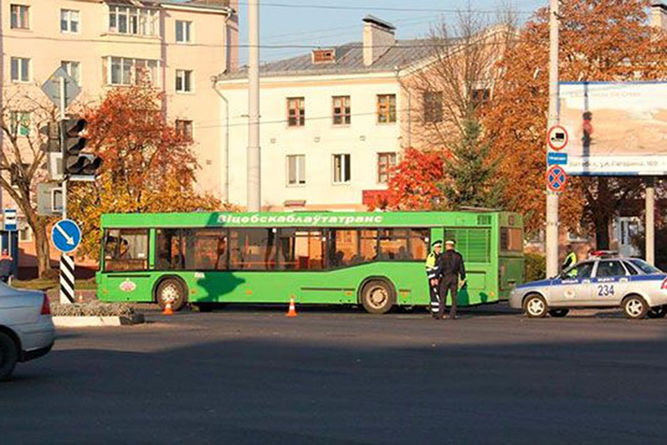 На переходе напротив областного УВД автобус сбил женщину, которая шла на зеленый свет. Фото: ГАИ УВД Витебского облисполкома.