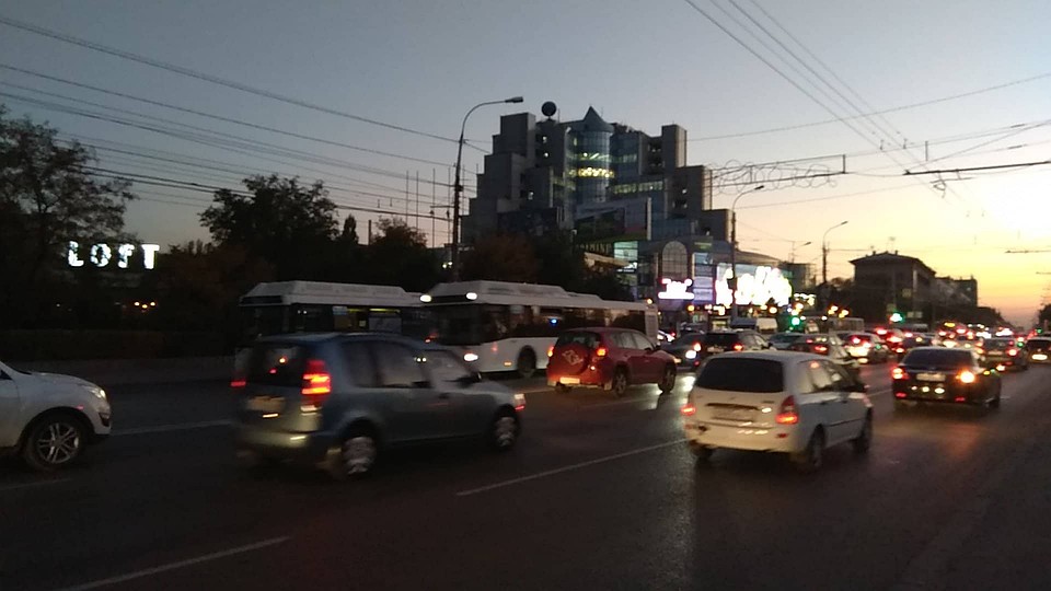 Из-за забытой сумки Первая Продольная встала в огромной пробке.