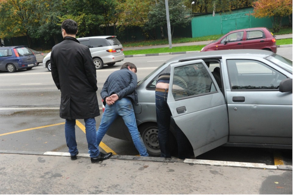 Задержанных молодых людей передали полицейским