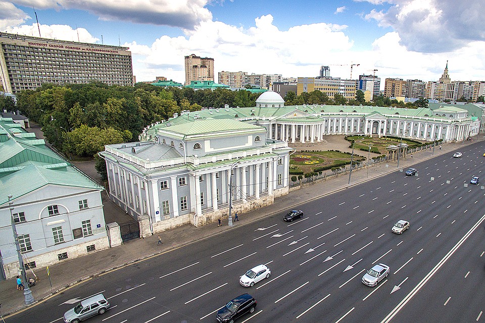 Вид на Московский городской научно-исследовательский институт скорой помощи имени Н. В. Склифосовского (НИИ скорой помощи имени Н. В. Склифосовского) на Большой Сухаревской площади. ФОТО Наталья Гарнелис/ТАСС