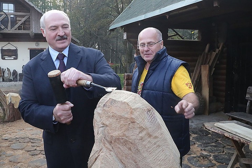 Александр Лукашенко попробовал себя в ремесле резки по дереву. Фото: БелТА