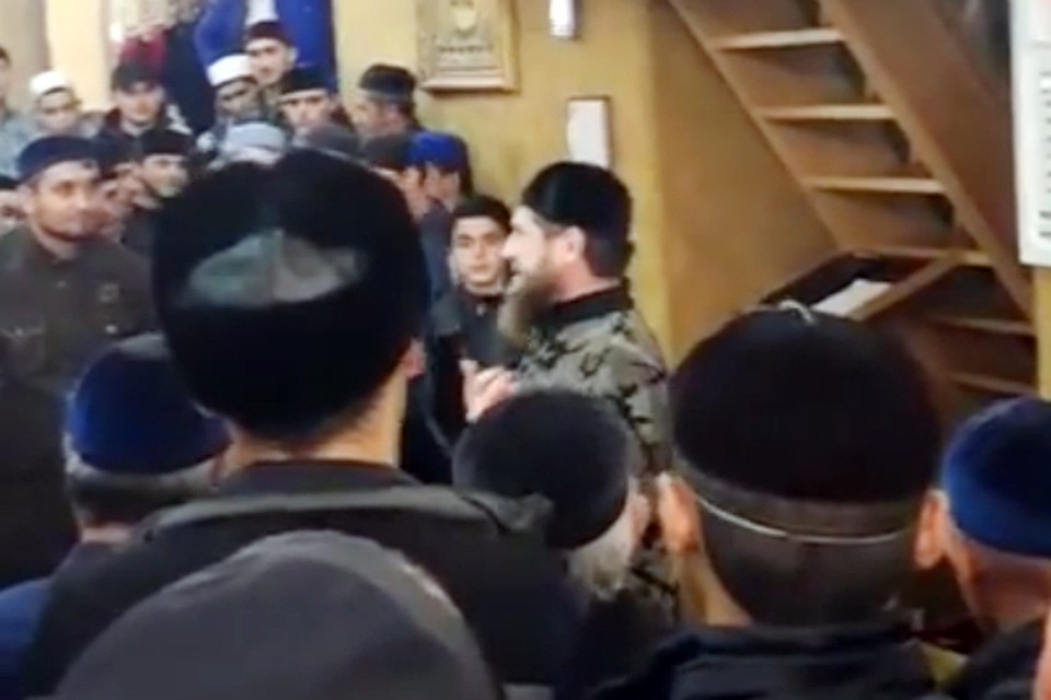 Беседа Кадырова и Нальгиева проходила в местной мечети при большом стечении населения Сурахи
