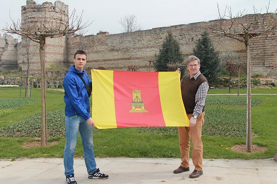 Владимир Лавренов тверской флаг берет с собой во все поездки по миру. Фото: из архива Владимира Лавренова