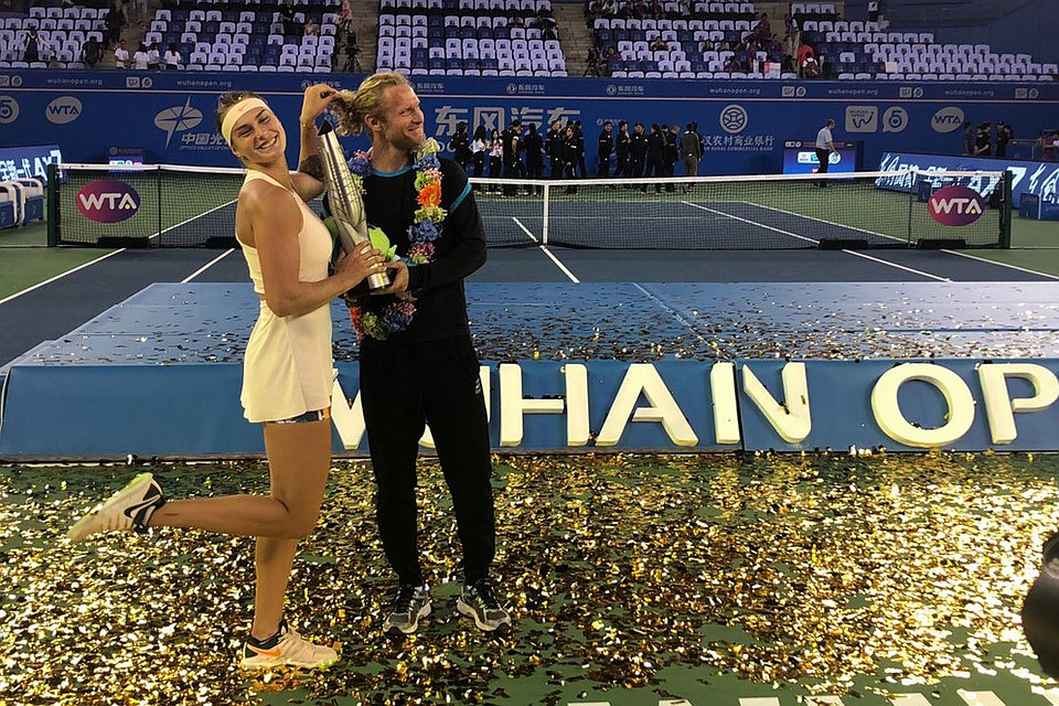 Арина Соболенко с тренером Дмитрием Турсуновым. Фото: twitter.com/wuhanopentennis