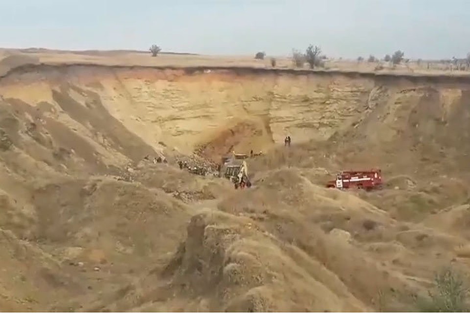 Мужчину засыпало песком в карьере