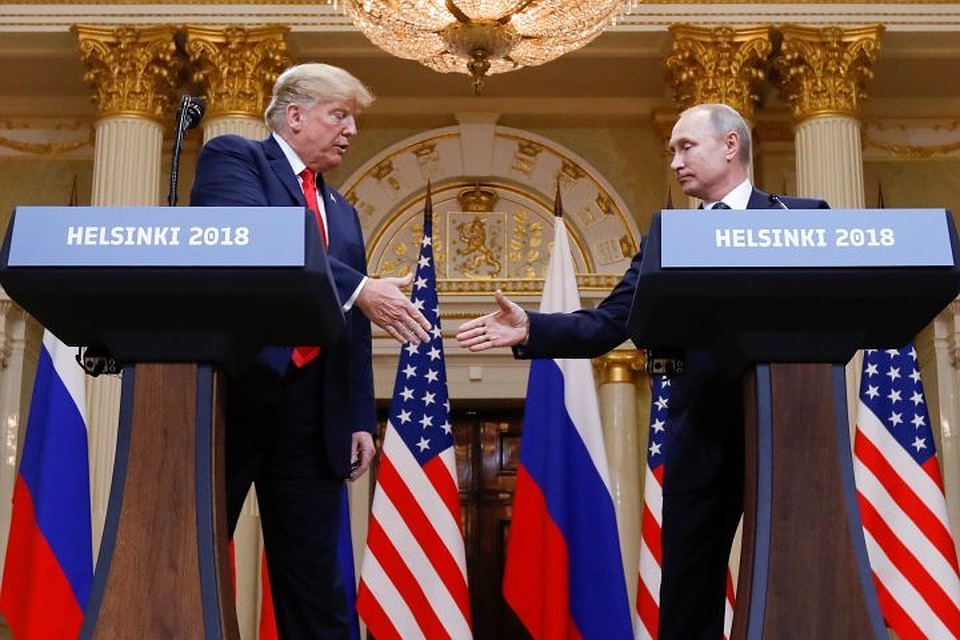 Президент РФ Владимир Путин (справа) и американский лидер Дональд Трамп