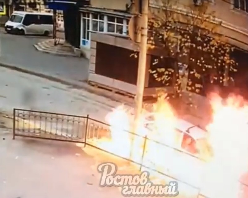 Машину объяло пламенем буквально в доли секунды. Фото: скрин с видео ВК, паблик "Ростов Главный".