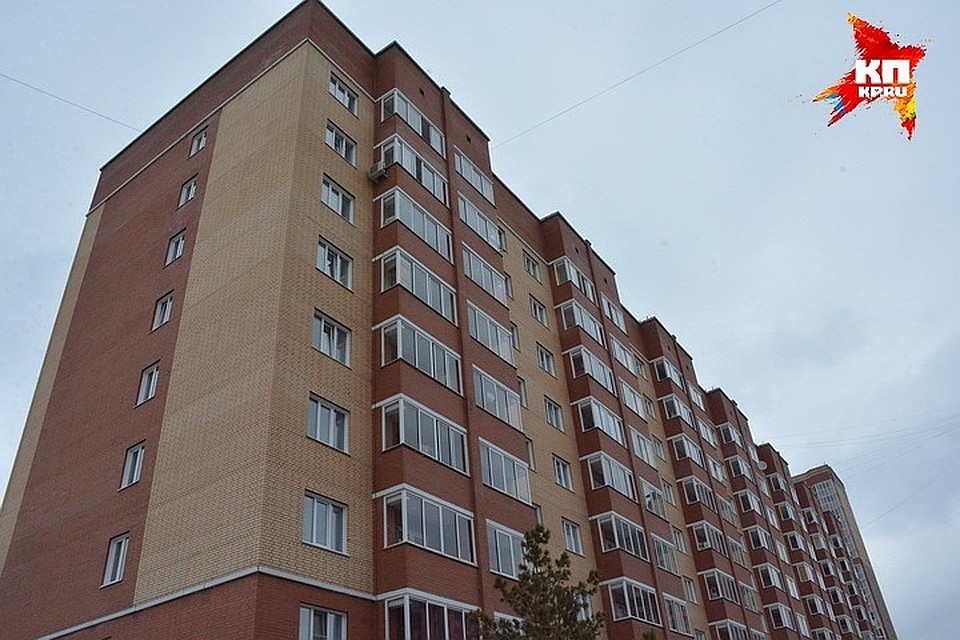 Под Петербургом восьмиклассница выпала с восьмого этажа и разбилась насмерть.