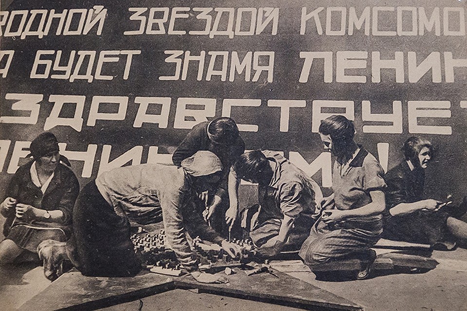 Комсомольцы во время подготовки к празднику. Совместный труд сплачивал.