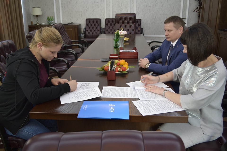 Церемония подписания с Анастасией Шамоновой договора на квартиру АСК