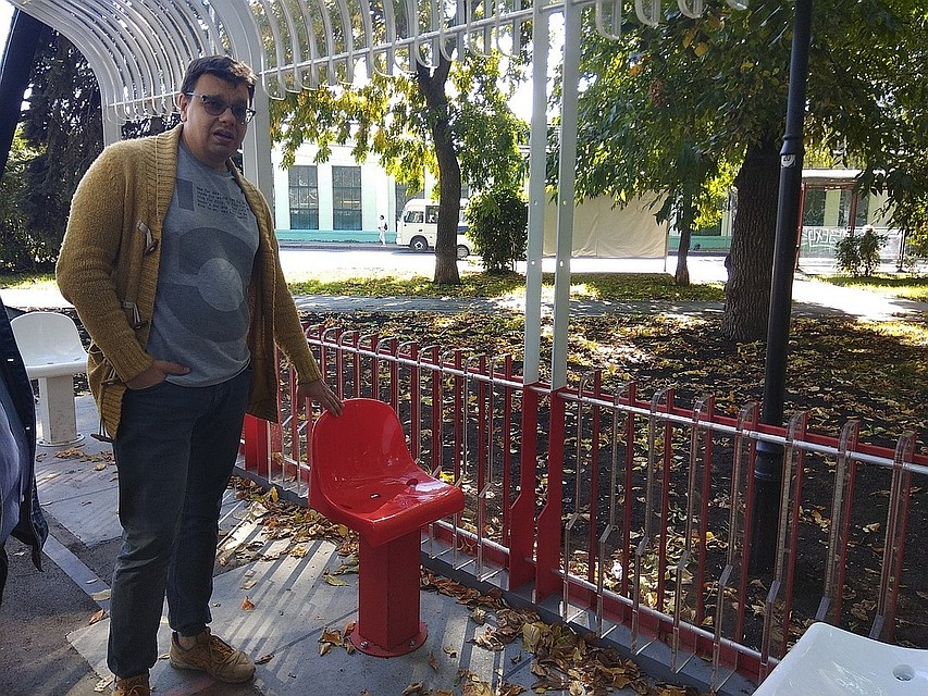 Архитектор Дмитрий Храмов уже рассказывал нашим корреспондентам, как воровали эти сиденья