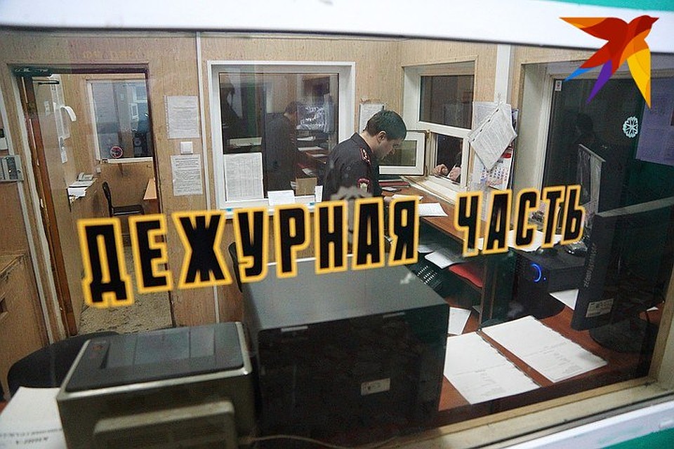 Мужчина выпил лишнего и уснул на ступеньках заведения.