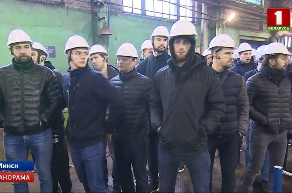 Хоккеистам решили показать, что с ними может быть после окончания карьеры. Фото: кадр из видео