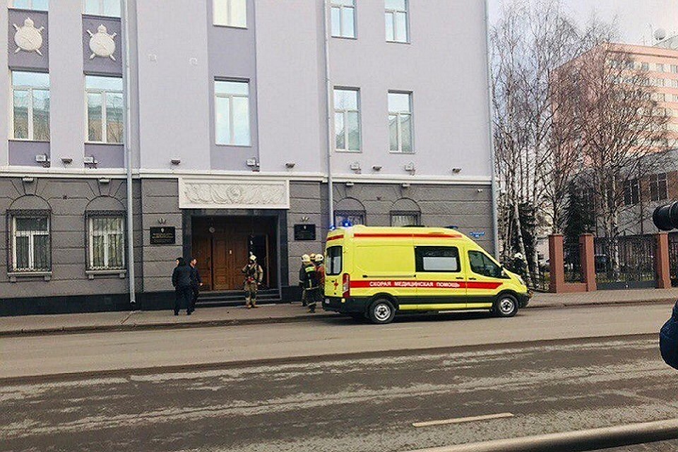 В здании ФСБ в Архангельске произошел взрыв. Фото предоставлено очевидцем