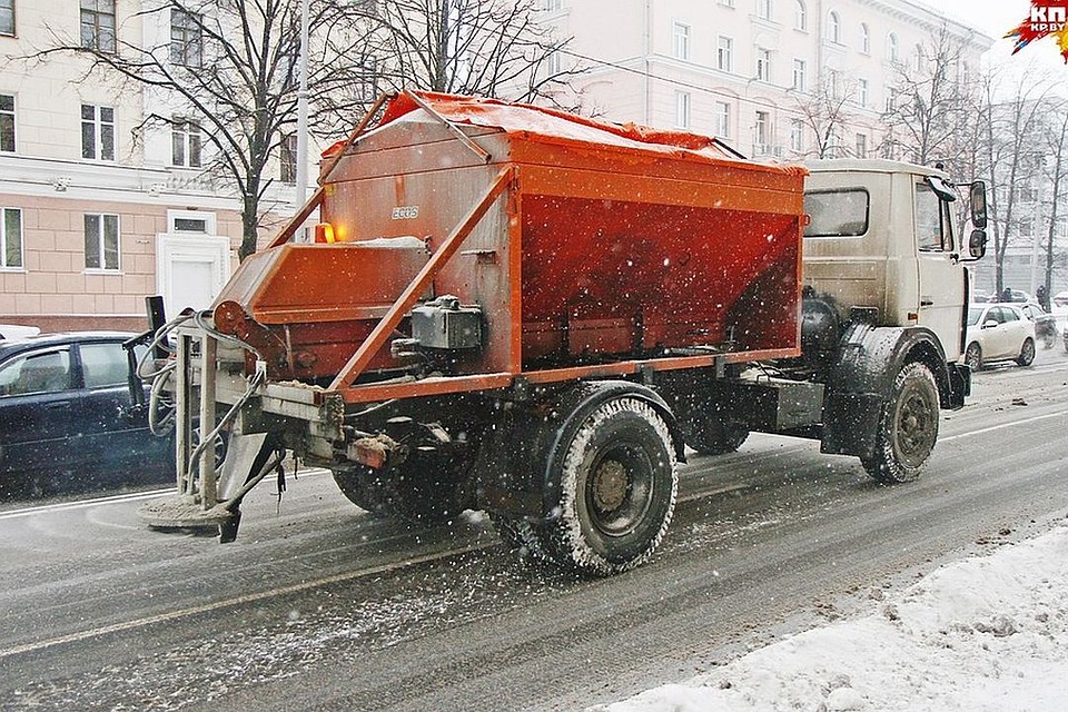 Дорожники сегодня всю ночь посыпали песком и солью дороги Новосибирска.