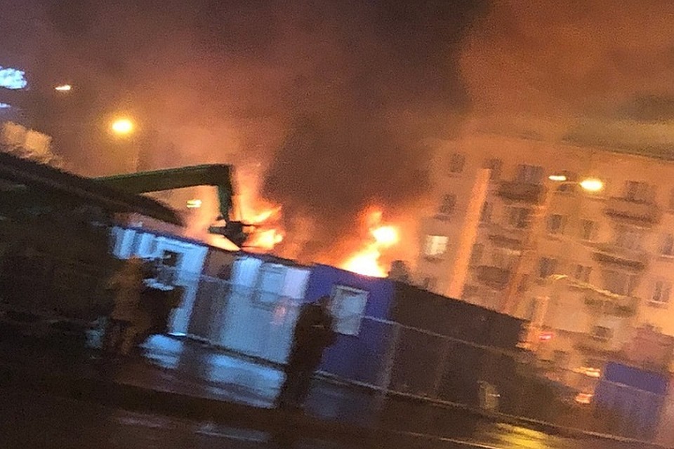 На перекрестке Среднеохтинского проспекта и шоссе Революции в Петербурге полыхают строительные бытовки. Фото: vk.com/spb_today