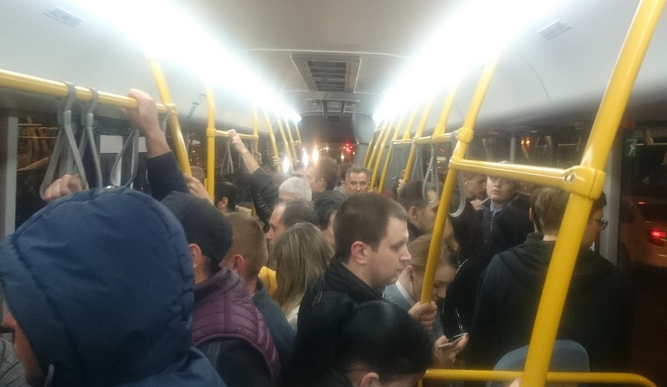 Транспорт ходит переполненным не только в часы пик, но и в обычное время, чего раньше не было, жалуются люди.