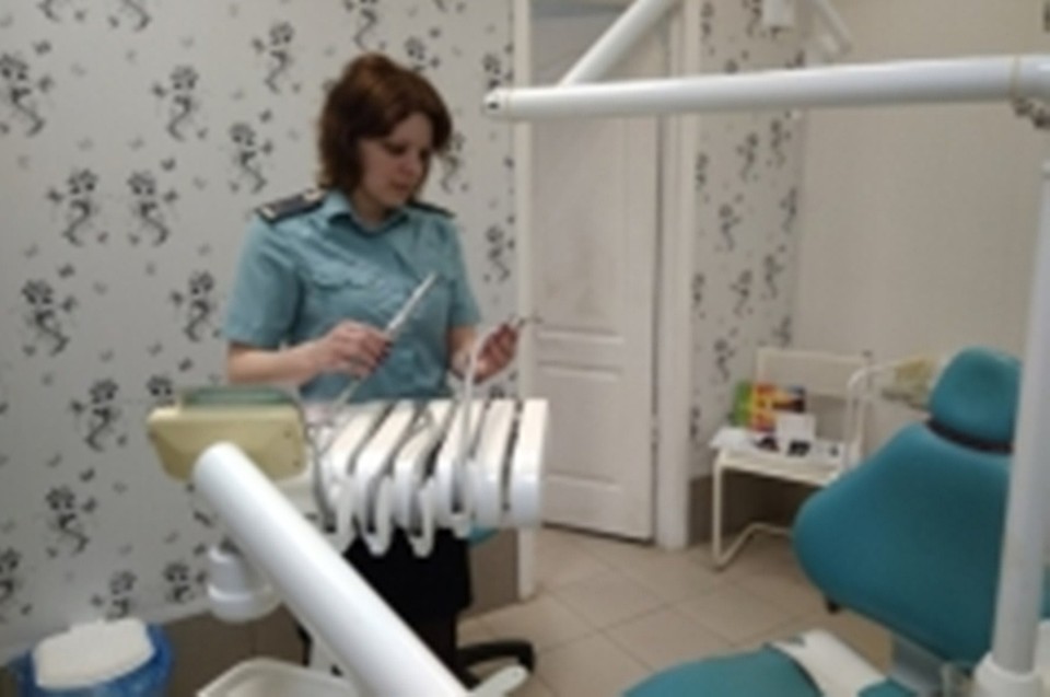 Пристав пришел как пациент к должнику