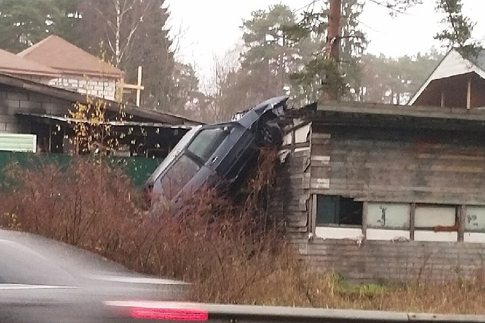 В Зеленогорске водитель «припарковался» на крыше пристройки у «Гелиос-отеля». Фото: vk.com/spb_today