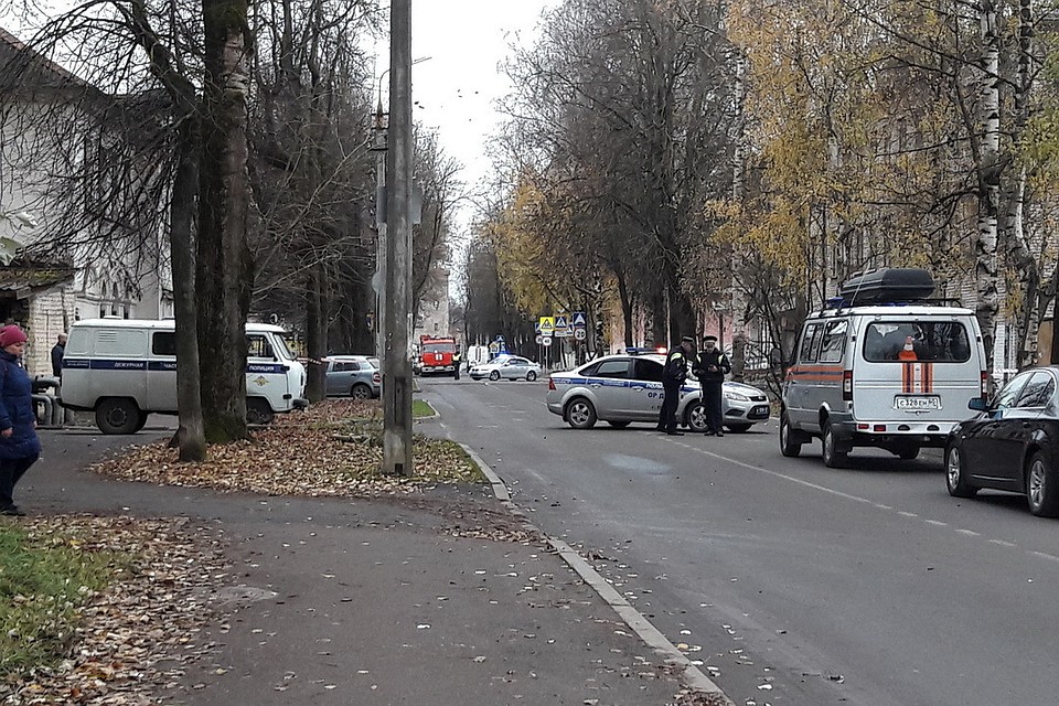 В связи с сообщением о странном предмете эвакуировали студентов и преподавателей псковского колледж . Фото: Даниил Кольцов.