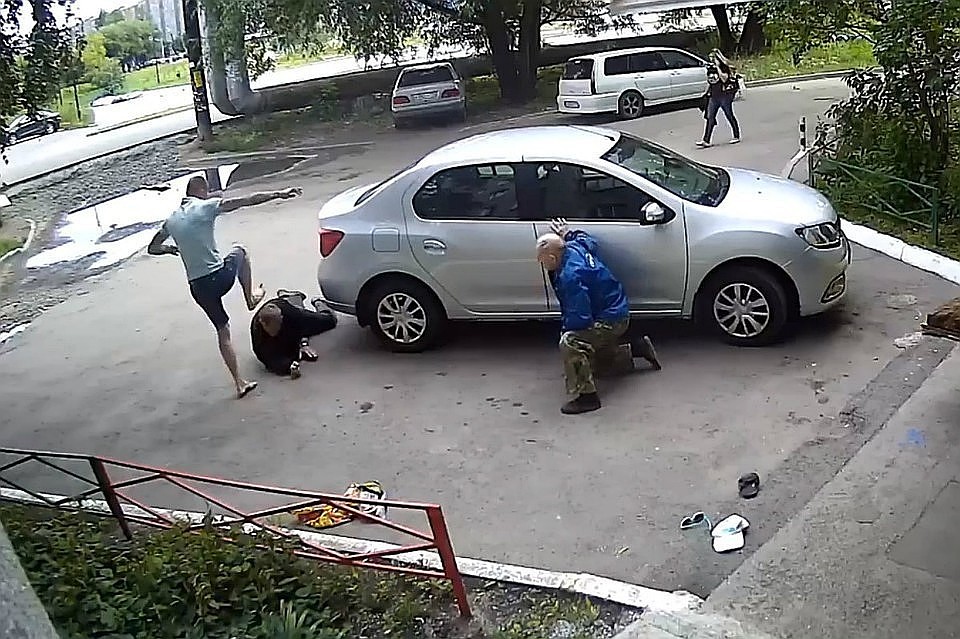 Мужчина избил ветерана возле подъезда.