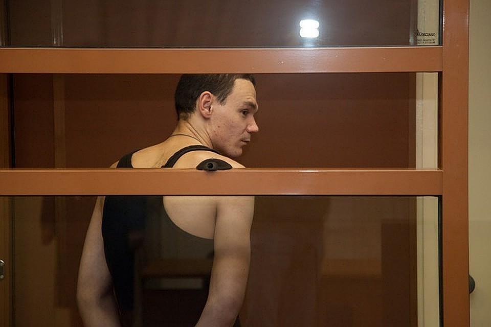 На суде преступник прятал лицо от камер журналиста