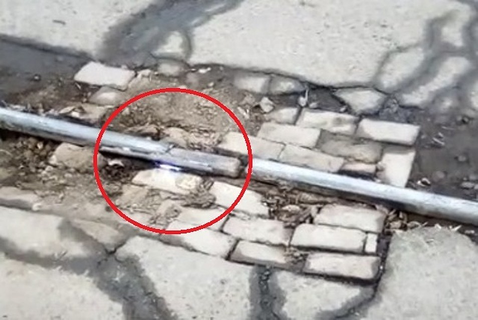Кадр с видео: искры на рельсах хорошо видны в темное время суток.