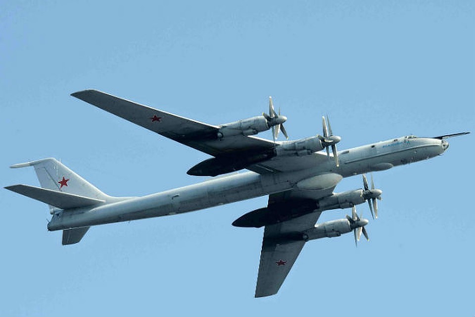 Противолодочный самолет Ту-142 ВКС РФ пролетел над кораблями НАТО в Норвежском море