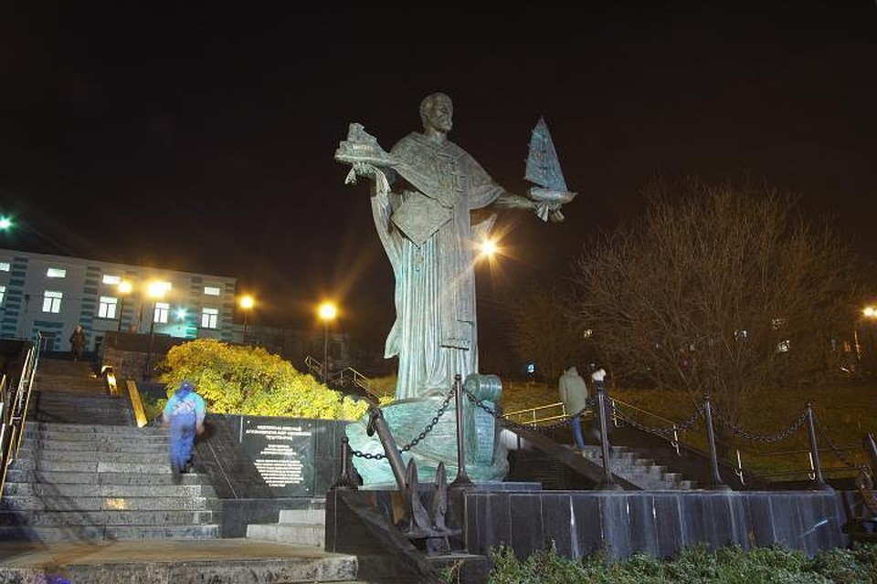 Новый мурманский памятник выглядит вполне внушительно даже без дополнительного освещения. И все-таки, не помешает починить осветительные софиты.