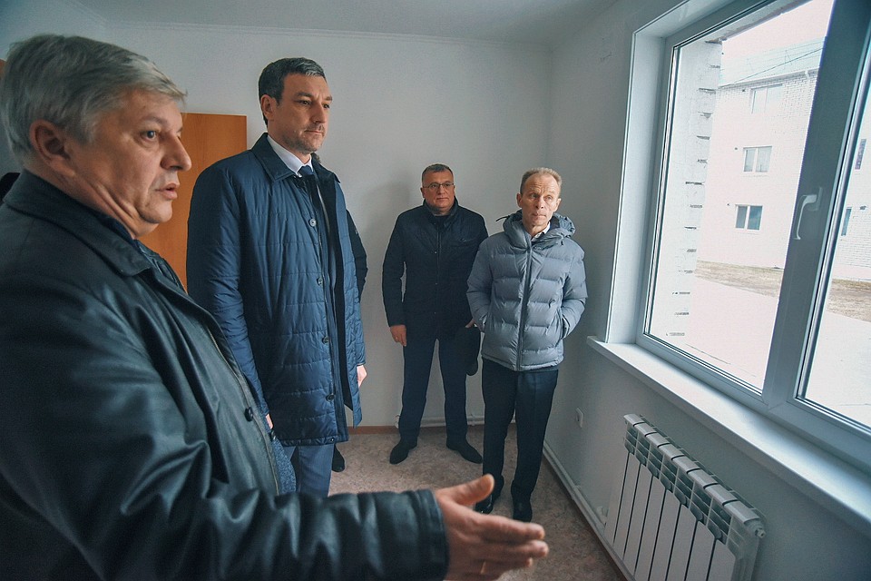 Василий Орлов проинспектировал дома и поручил создать рабочую группу, которая разберется с проблемой. Фото: www.amurobl.ru