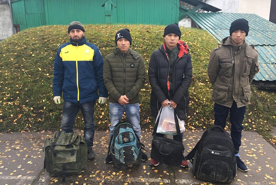 У иностранцев не оказалось с собой всех необходимых документов. Фото: пресс-служба пограничного управления ФСБ России по Псковской области