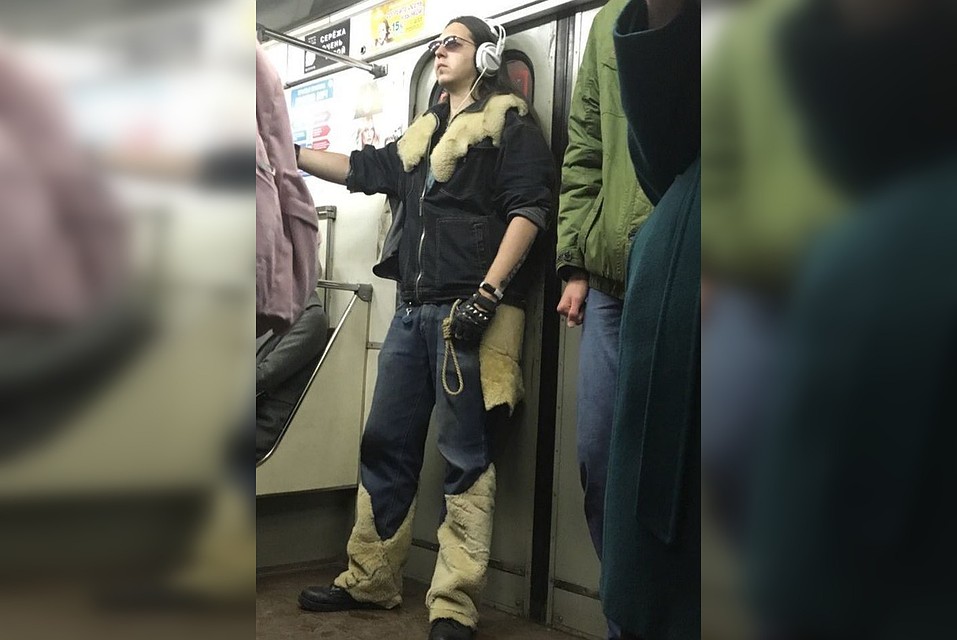 Новосибирец эпатажно оделся и берет деньги за фото с собой. Фото: https://vk.com/subwaynsk