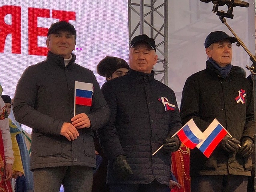 Губернатор Александ Моор поздравил жителей Тюменской области с праздником