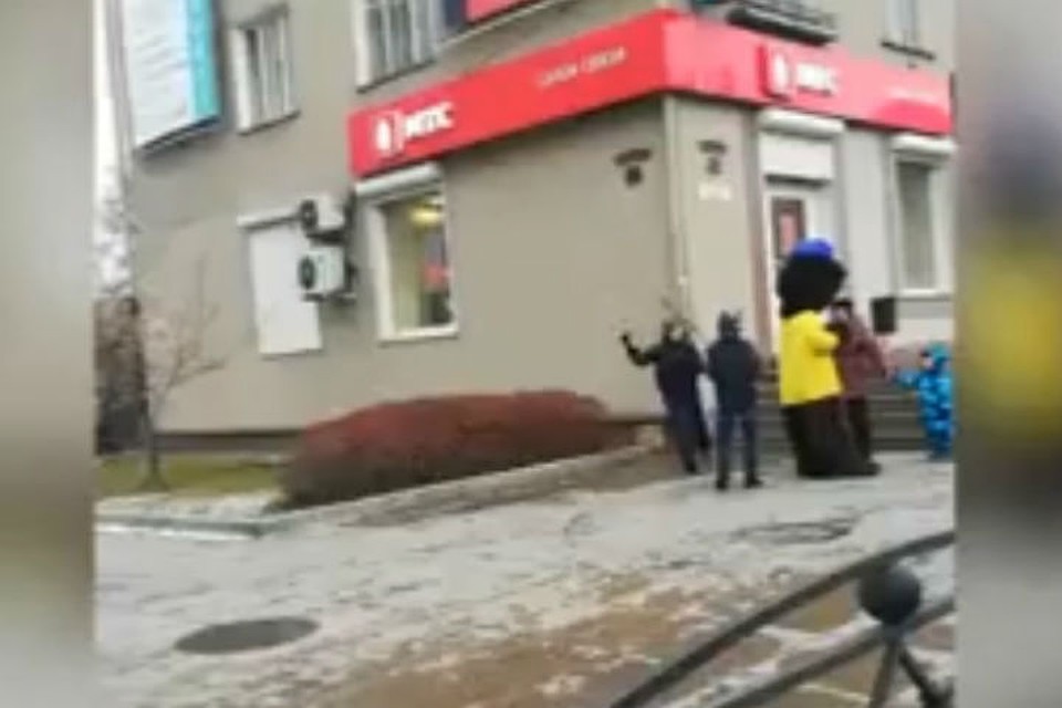 Подростки бегали с палками вокруг медведя.