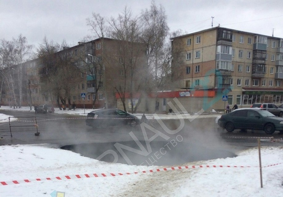 Огромная яма образовалась в Барнауле после провала асфальта
