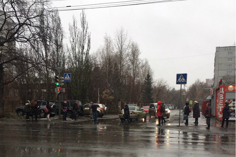 В Омске пешеходы разгромили машину водителю, который не уступил им дорогу