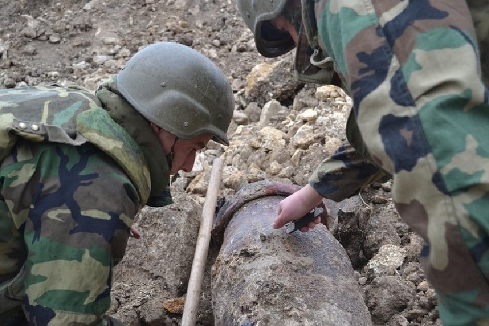Cаперы Национальной армии обезвредили 100-килограммовую бомбу. Фото: army.md