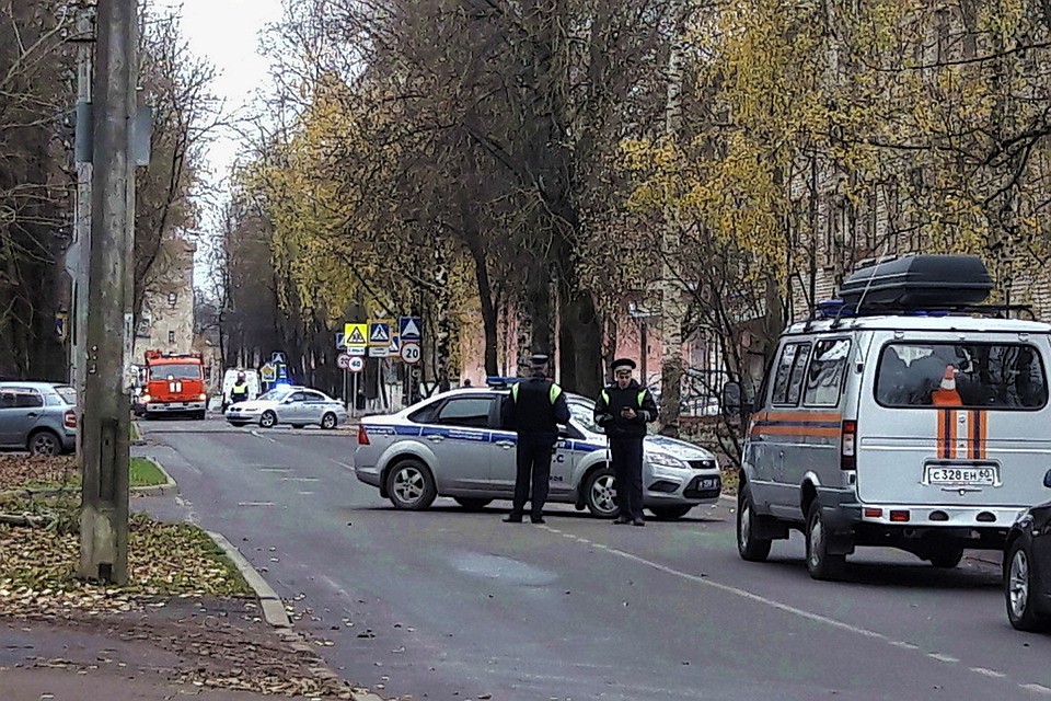 Полицейские проверяли политехнический колледж несколько часов, но взрывного устройства не нашли. Фото: Даниил Кольцов.