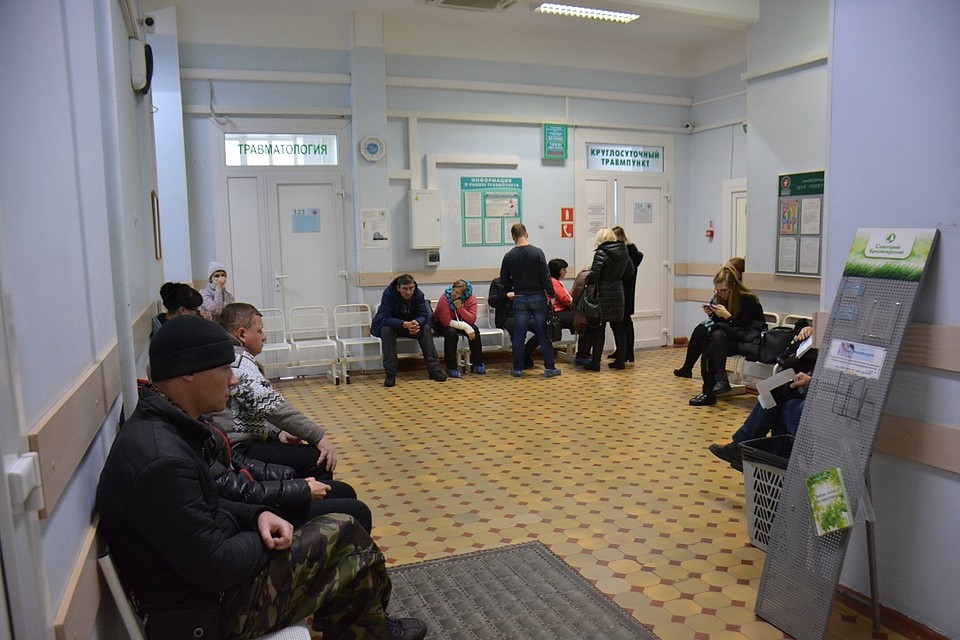 В круглосуточные травмпункты выстроились длинные очереди.