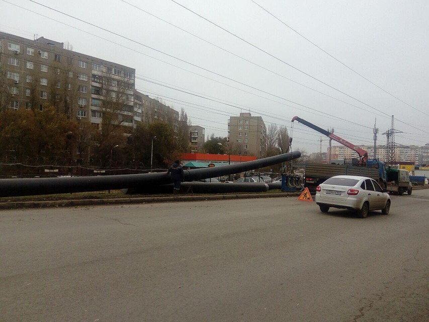 На улице Тархова укладывают новый водовод